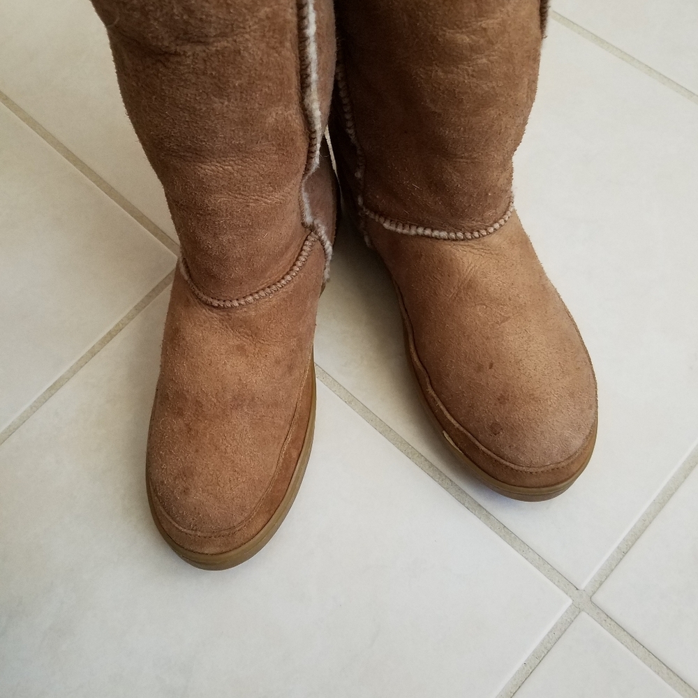 Authentic Minnetonka shearling-lined boots